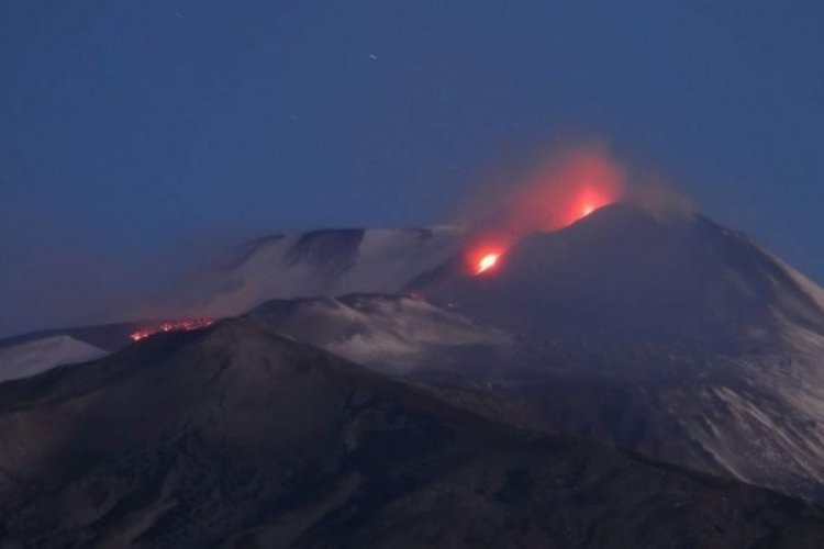 Etna Yanardağı yeniden faaliyete ge&ccedil;ti
