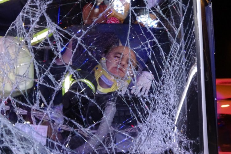 Yolcu otob&uuml;s&uuml; kamyona arkadan &ccedil;arptı: 16 yaralı