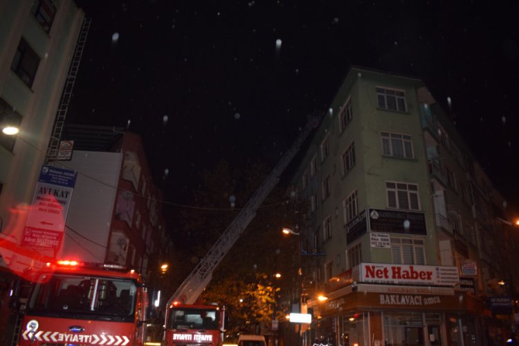 Beş katlı apartmanın &ccedil;atısında korkutan yangın