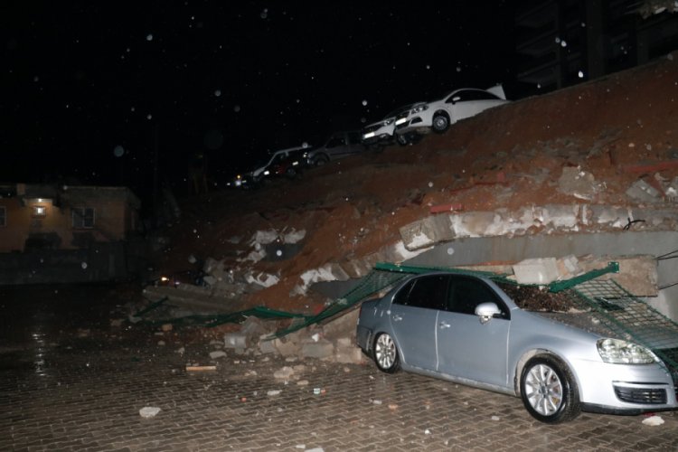 Kahramanmaraş'ta istinat duvarı &ccedil;&ouml;kt&uuml;: 3 ara&ccedil; zarar g&ouml;rd&uuml;