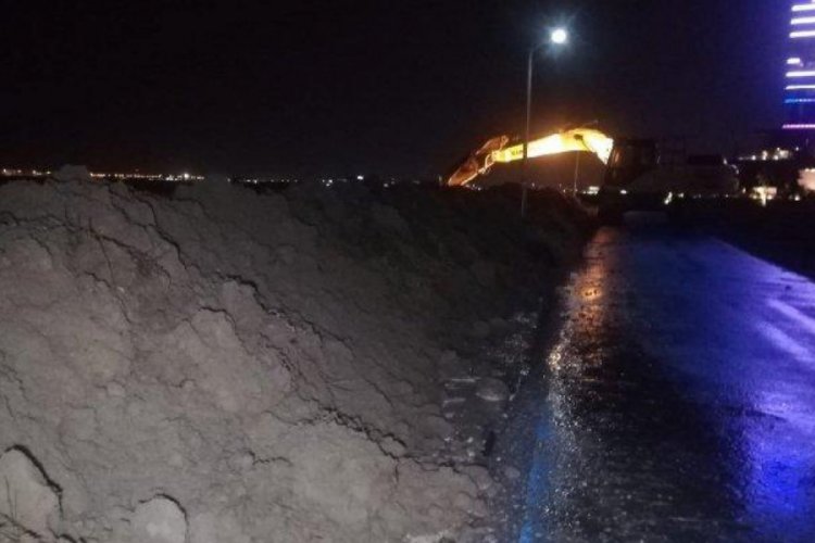 İzmir'de taşkına karşı sahile kumdan set &ccedil;ekildi