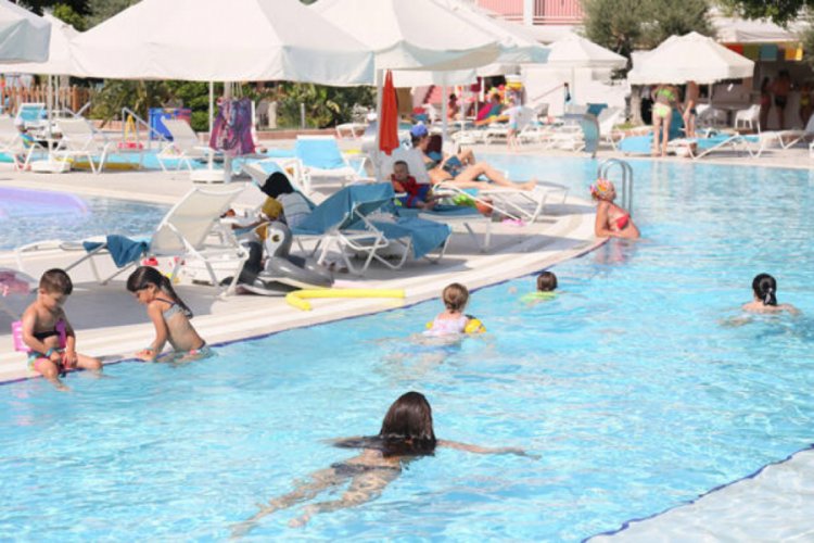 500 milyon kişi maskeli tatil yaptı