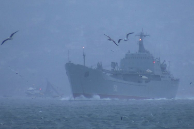 Rus savaş gemileri peş peşe İstanbul Boğazı'ndan ge&ccedil;ti