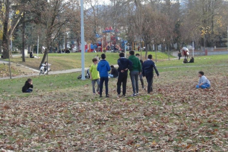 Bursa'da kamerayı g&ouml;r&uuml;nce &ccedil;il yavrusu gibi dağıldılar