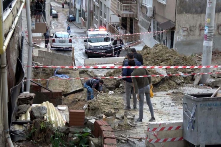 Temel kazısında doğal gaz borusu patladı