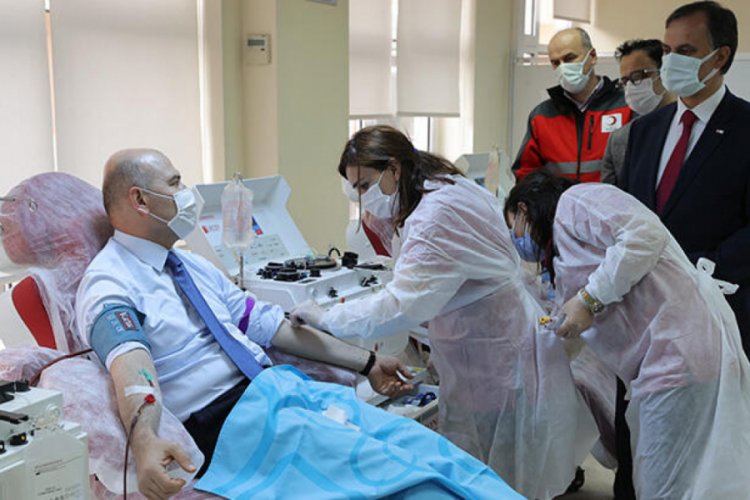 Koronavir&uuml;s&uuml; atlatan Bakan Soylu imm&uuml;n plazma bağışı yaptı
