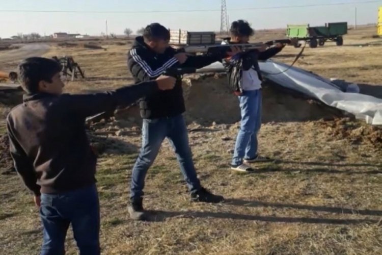 &Uuml;&ccedil; &ccedil;ocuğuna t&uuml;fek ve silahla atış talimi yaptırdı