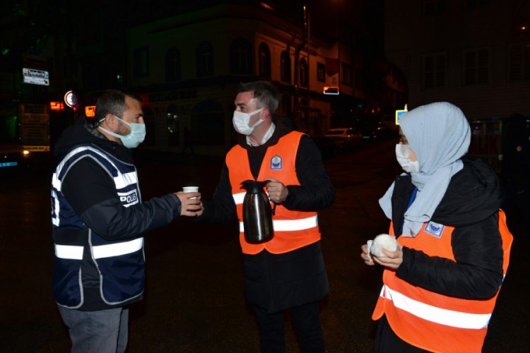 Bursa Yıldırım'da g&uuml;venlik g&uuml;&ccedil;lerine salep ikramı