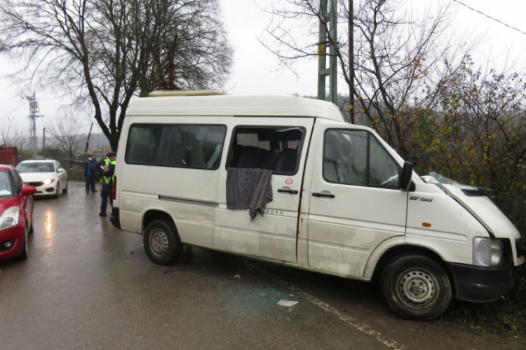 Kamyonetle minib&uuml;s kafa kafaya &ccedil;arpıştı: 8 yaralı