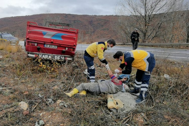 Bursa'da kamyonet, ağa&ccedil; k&ouml;k&uuml;ne &ccedil;arptı!
