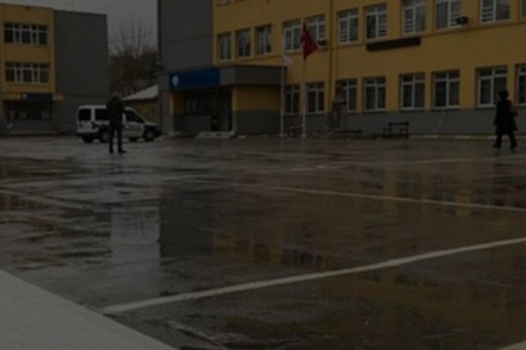 M&uuml;d&uuml;re fırlattığı sandalye 'silah' sayıldı