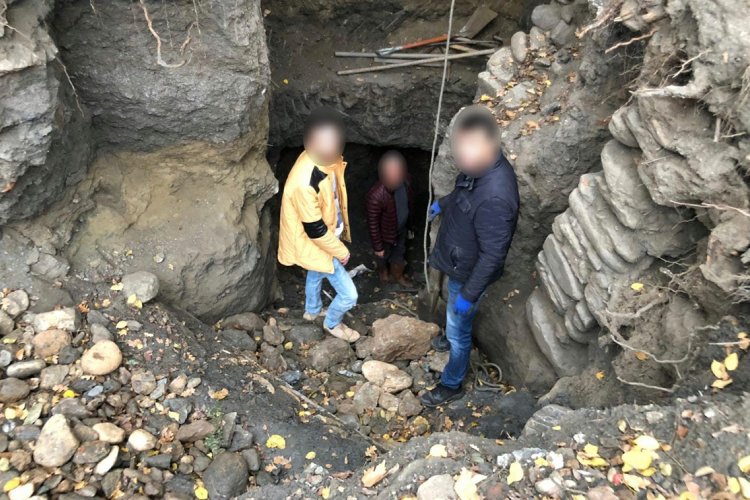 Bursa Kestel'de ka&ccedil;ak kazı yapan &uuml;&ccedil; kişi su&ccedil;&uuml;st&uuml; yakalandı