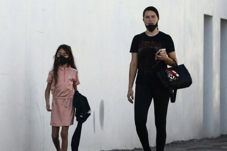Adriana Lima kızı Sienna ile y&uuml;r&uuml;y&uuml;şte
