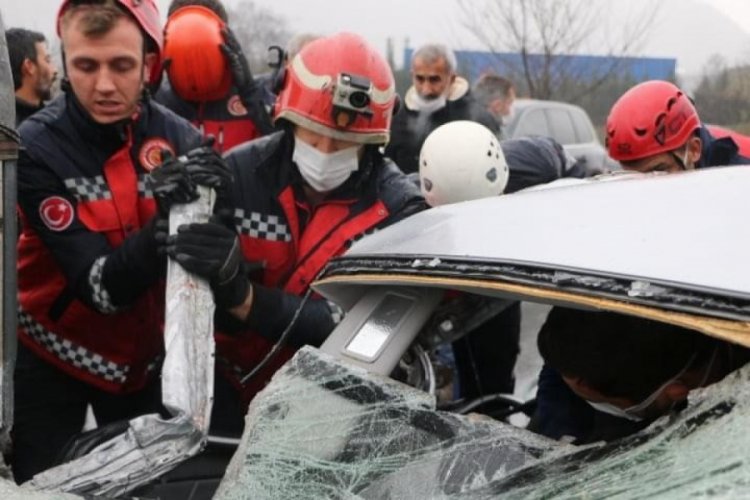 D-650 karayolunda otomobil tırın altına girdi