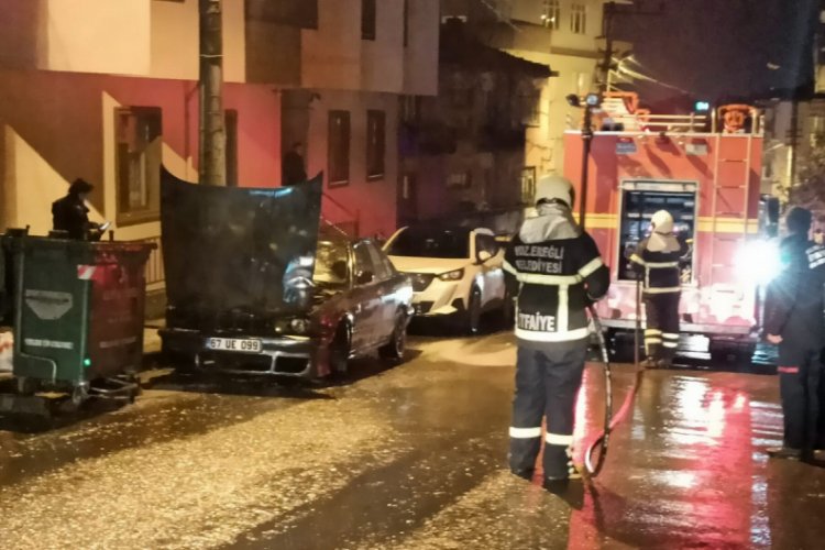 Park halindeki otomobilin motor b&ouml;l&uuml;m&uuml; yandı