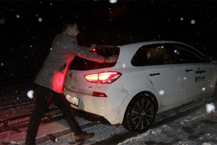 Sivas'ta kar yağışı başladı! S&uuml;r&uuml;c&uuml;ler zor anlar yaşadı