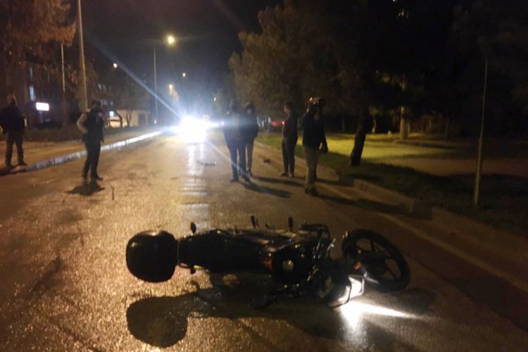 Bursa'da otomobilin &ccedil;arptığı motosikletin s&uuml;r&uuml;c&uuml;s&uuml; yaralandı