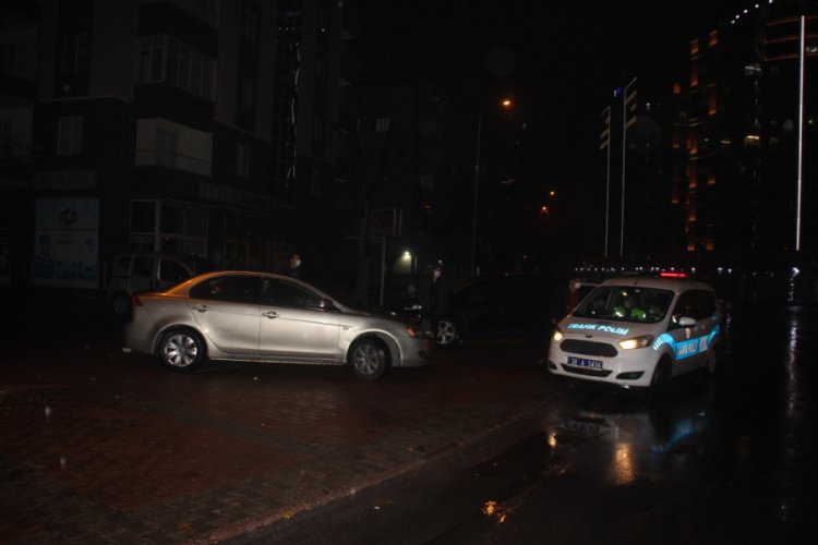 Direksiyon hakimiyetini kaybetti, park halindeki ara&ccedil;lar hasar verdi