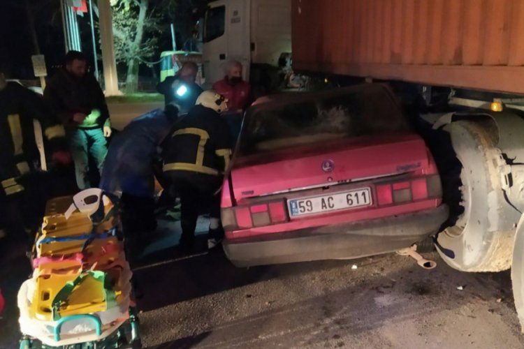 Otomobil tırın altına girdi