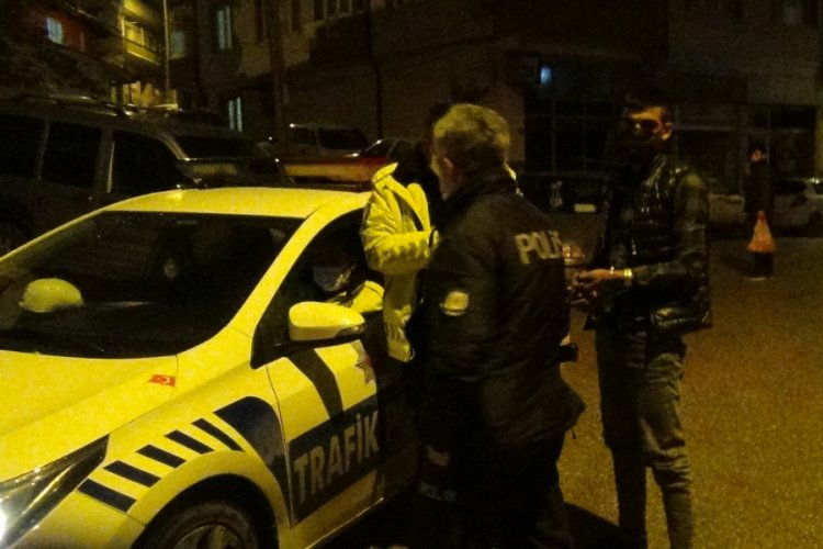 Bursa'da kısıtlamayı deldi, ehliyetsiz ve araması &ccedil;ıktı