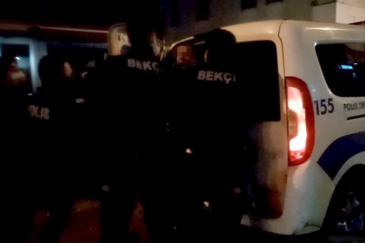 Yola tuvaletini yapıp esnafa rahatsızlık veren şahıs polise tekme savurdu