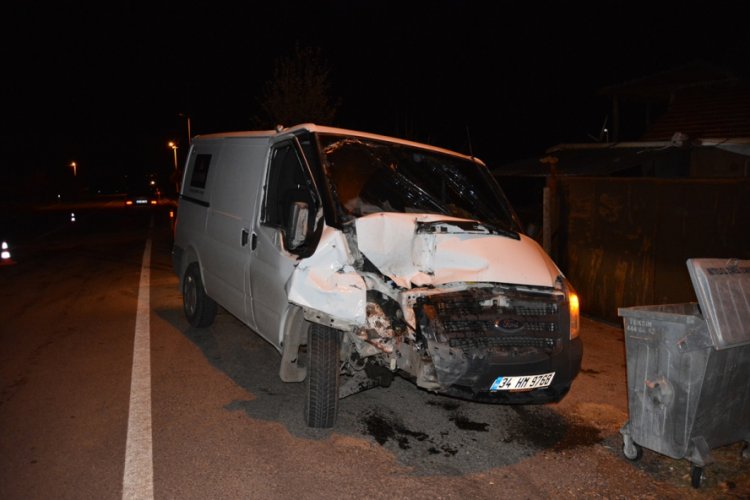 Uşak'ta para nakil aracı kamyonete &ccedil;arptı