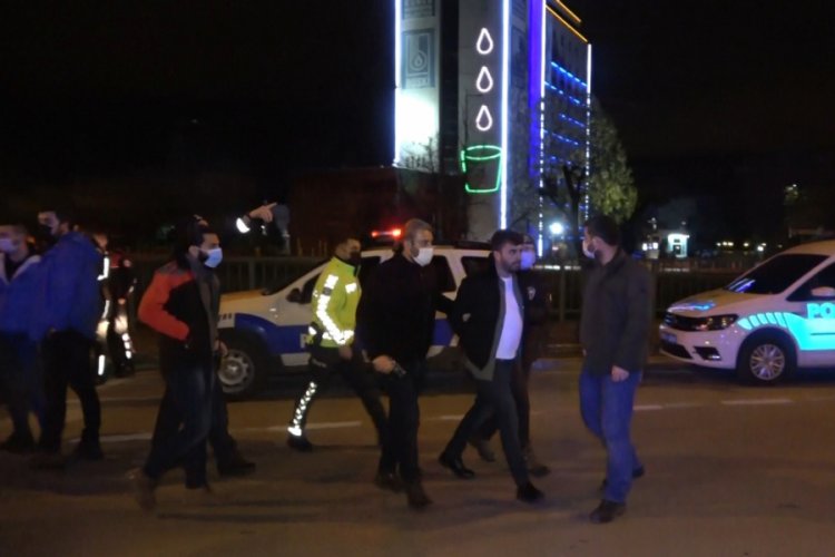 Bursa'da alkollü yakalanan sürücü polise ve bekçilere mukavemet gösterip küfretti