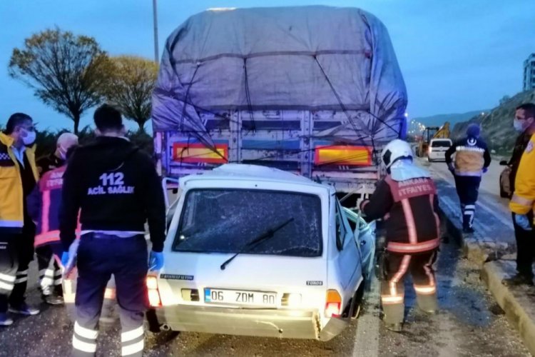 TIR'ın altına giren otomobilin s&uuml;r&uuml;c&uuml;s&uuml; &ouml;ld&uuml;