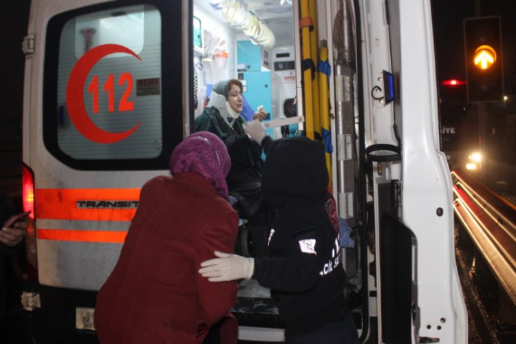 İki otomobil &ccedil;arpıştı: 1'i ağır 3 yaralı
