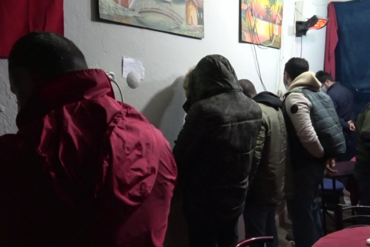 Bursa'da kısıtlamada Pitbull korumalı kumarhaneye baskın kamerada