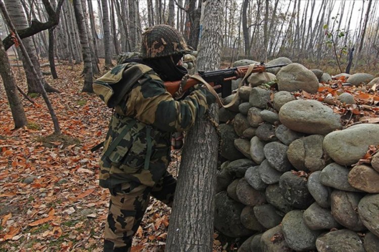 Keşmir Kontrol Hattı'nda Hindistan ile Pakistan arasında &ccedil;atışma: 2 asker &ouml;ld&uuml;