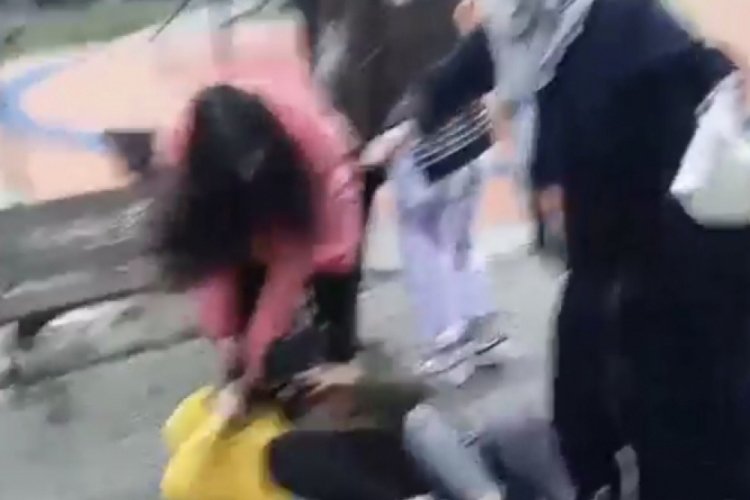 Bursa'da kızlar sa&ccedil; sa&ccedil;a baş başa b&ouml;yle birbirine girdi