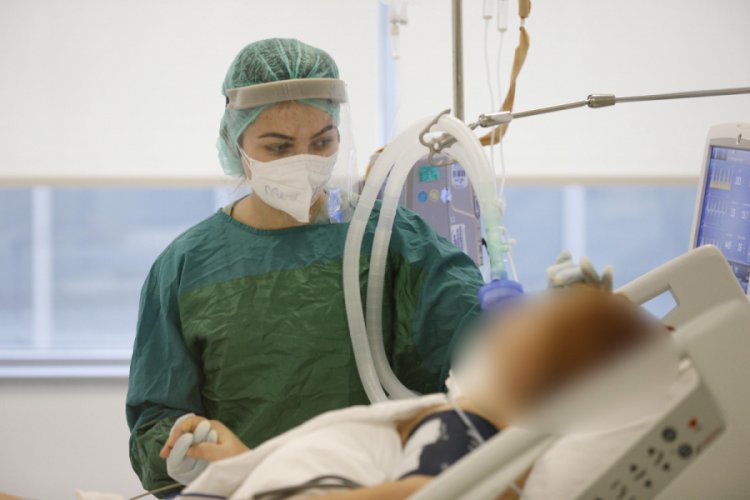 Covid-19 hastalarının 'refakat&ccedil;ileri' sağlık &ccedil;alışanları