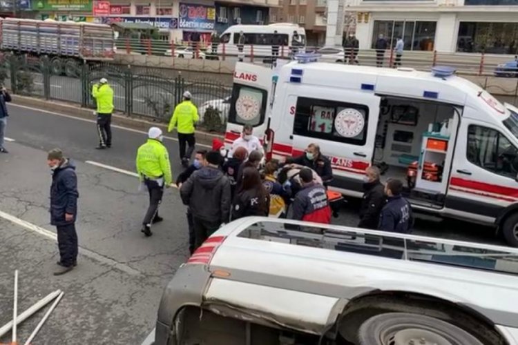 Yolcu minib&uuml;s&uuml; k&ouml;pr&uuml;l&uuml; kavşaktan yola devrildi: 7 yaralı