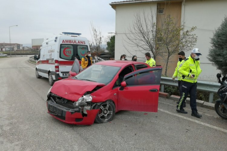 Bursa'da bariyerlere &ccedil;arpan otomobildeki 3 kadını, ekipler sakinleştirdi
