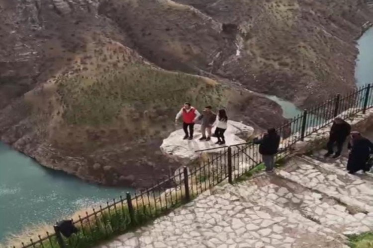 Canlarını hi&ccedil;e sayıp u&ccedil;urumun kenarında halay &ccedil;ektiler