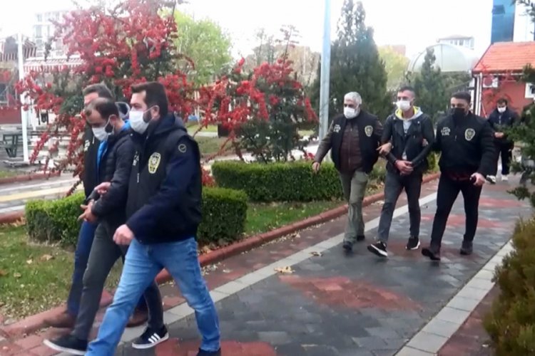 Kendilerini polis olarak tanıtıp 250 bin lira dolandıran 5 kişi yakalandı
