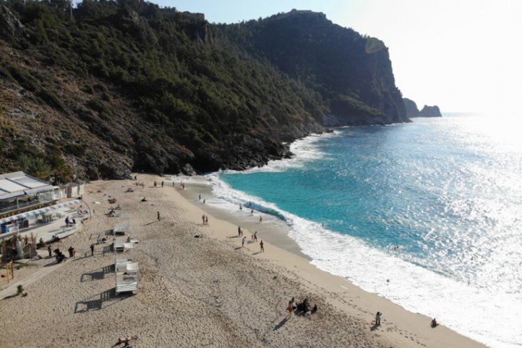 Yurtta kar, Alanya'da deniz keyfi