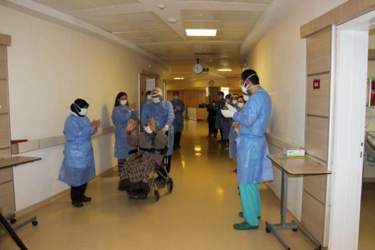 113 yaşında koronavir&uuml;s&uuml; yendi, alkışlarla taburcu edildi