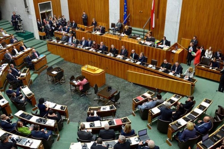 Avusturya'da ter&ouml;rle m&uuml;cadele torba yasa tasarısından 'siyasal İslam' ifadesi &ccedil;ıkarıldı