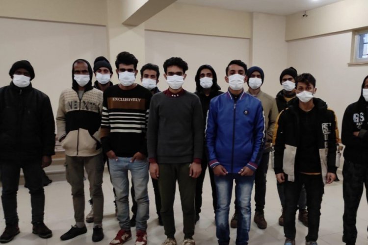 TEM'de durdurulan minib&uuml;ste 12 d&uuml;zensiz g&ouml;&ccedil;men yakalandı