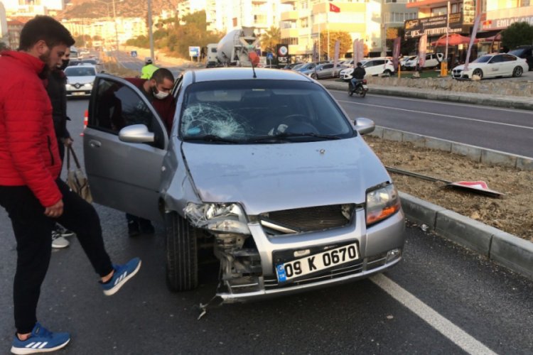 Yaya ge&ccedil;idinden ge&ccedil;en motosiklete otomobil &ccedil;arptı