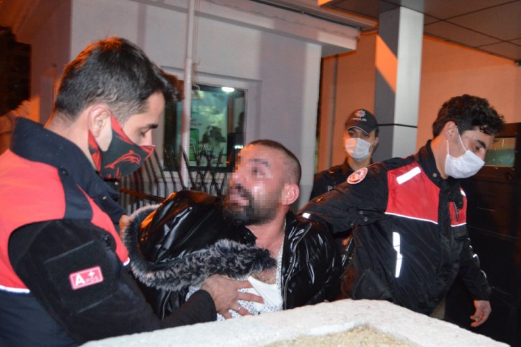 Maske takmamak i&ccedil;in direnen şahsa biber gazlı m&uuml;dahale
