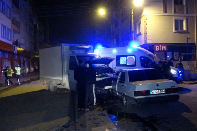 Kamyonetle otomobil kafa kafaya &ccedil;arpıştı