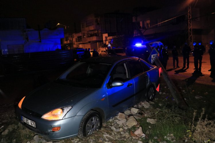 Oto yıkamacı izinsiz aldığı m&uuml;şterisinin arabasıyla polisten ka&ccedil;arken kaza yaptı