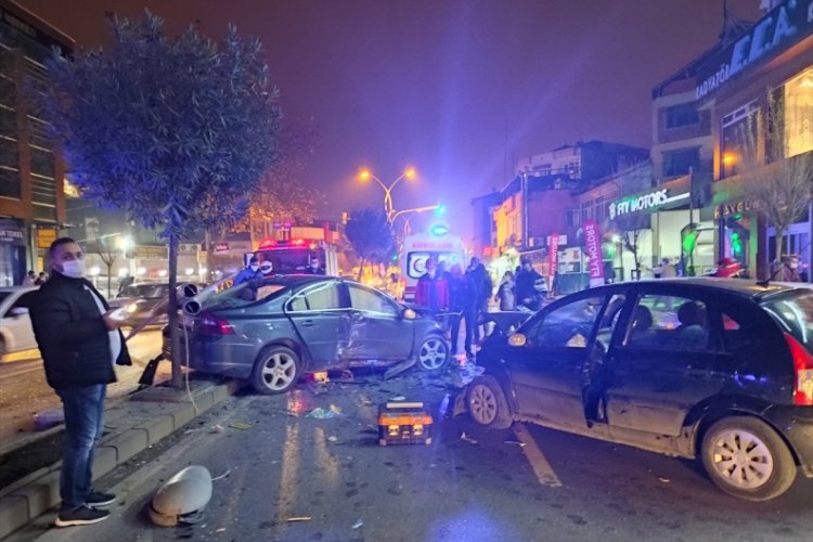 Sakarya'da &uuml;&ccedil; aracın karıştığı kazada 2 kişi yaralandı