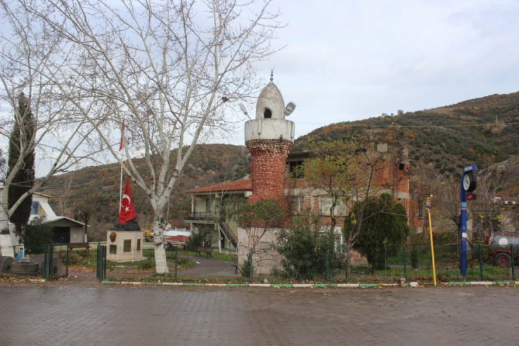 Bursa'da köy meydanındaki camisiz minare büyük ilgi çekiyor