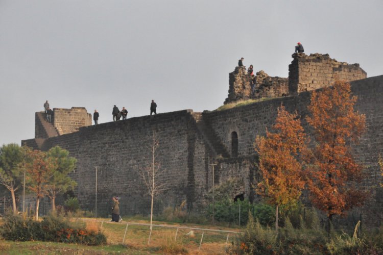 D&uuml;şme riskine rağmen surlarda fotoğraf &ccedil;ekiyorlar