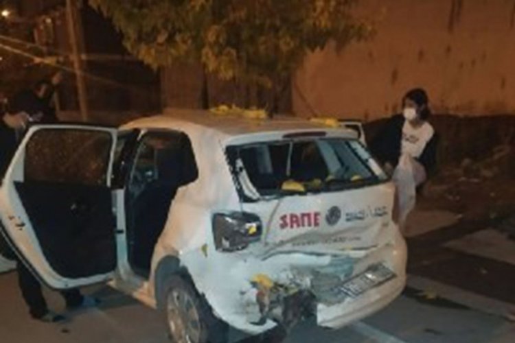 S&uuml;r&uuml;c&uuml;s&uuml;z otob&uuml;s 5 aracı ezdi