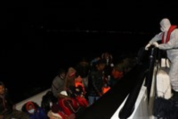 Lastik botta s&uuml;r&uuml;klenen 23 ka&ccedil;ak g&ouml;&ccedil;meni Sahil G&uuml;venlik kurtardı
